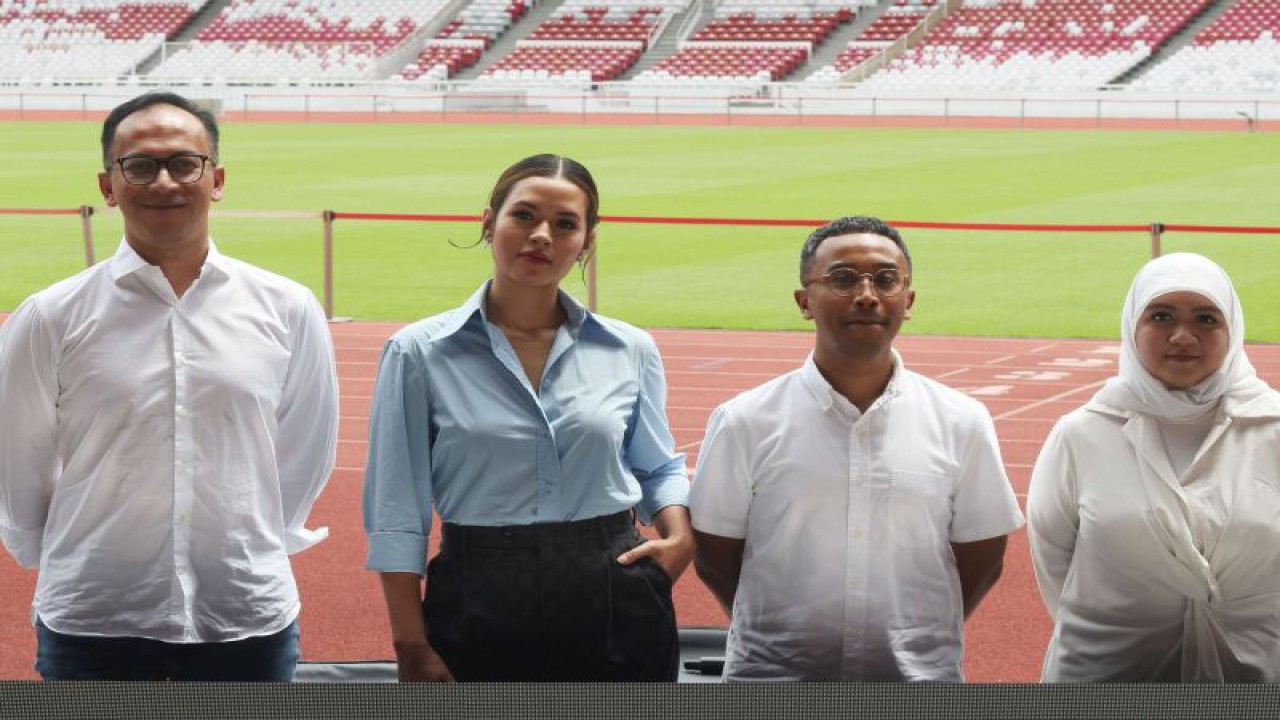 (kiri ke kanan): Head of Consumer Engagement Corporate Marketing PT Indofood CBP Sukses Makmur Fierman Authar, Raisa Andriana, CEO Juni Group Adryanto Pratono, dan Project Manager Northstar Entertainment Drina di Stadion Utama GBK, Jakarta, Kamis (26/1). (ANTARA/Adnan Nanda)