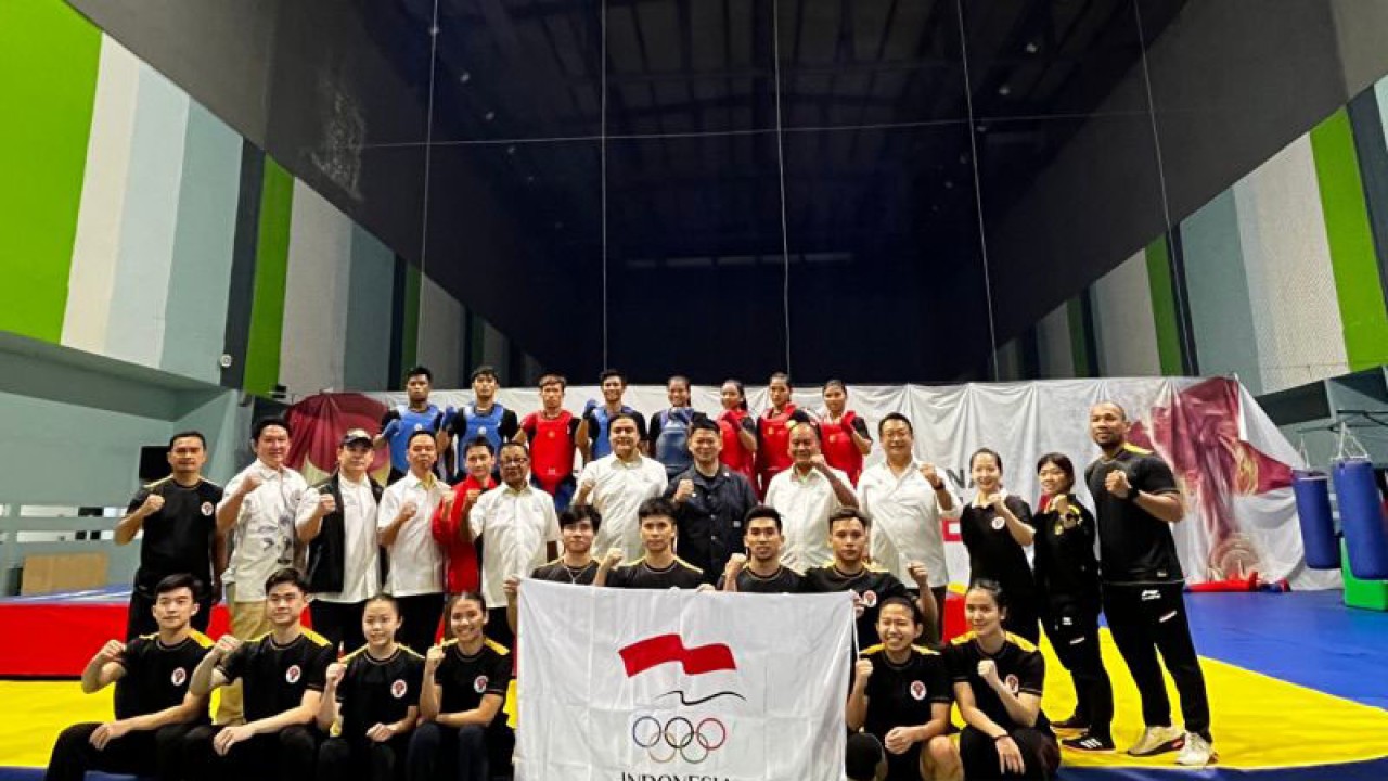 Ketua Komite Olimpiade Indonesia (KOI/NOC Indonesia) Raja Sapta Oktohari berfoto bersama perwakilan PB Wushu Indonesia dan atlet-atlet Wushu Indonesia di sela latihan di GBK Arena, Jakarta, Jumat (20/1/2023). (ANTARA/Arnidhya Nur Zhafira)