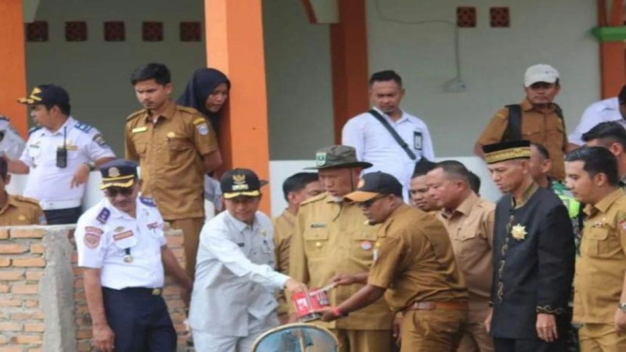 Kepala Dinas Pemberdayaan Masyarakat Nagari Pasaman Barat Randy Hendrawan saat mendampingi Gubernur Sumbar Mahyeldi Ansharullah beberapa waktu lalu melihat pelaksanaan penggunaan dana desa di Pasaman Barat.