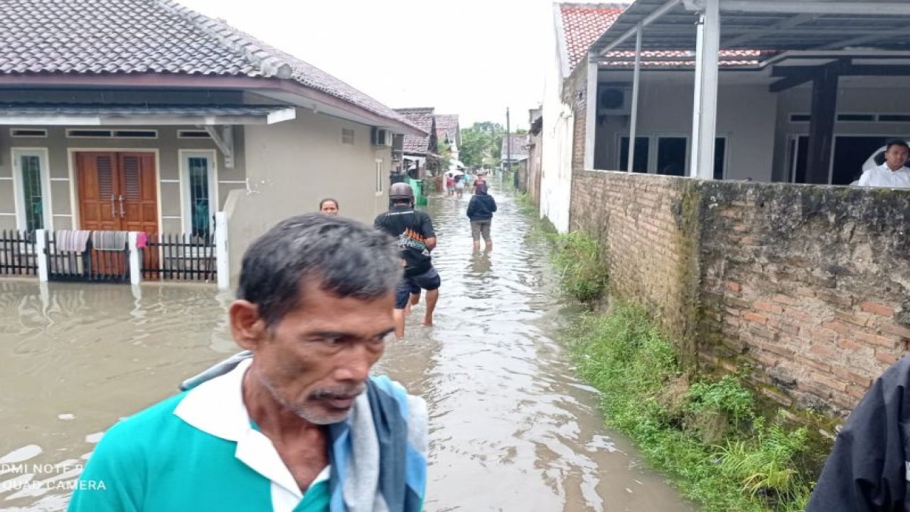 Warga Rangkasbitung yang terdampak banjir kini mulai kembali ke rumah masing-masing setelah air genangan banjir surut. ANTARA/Mansur