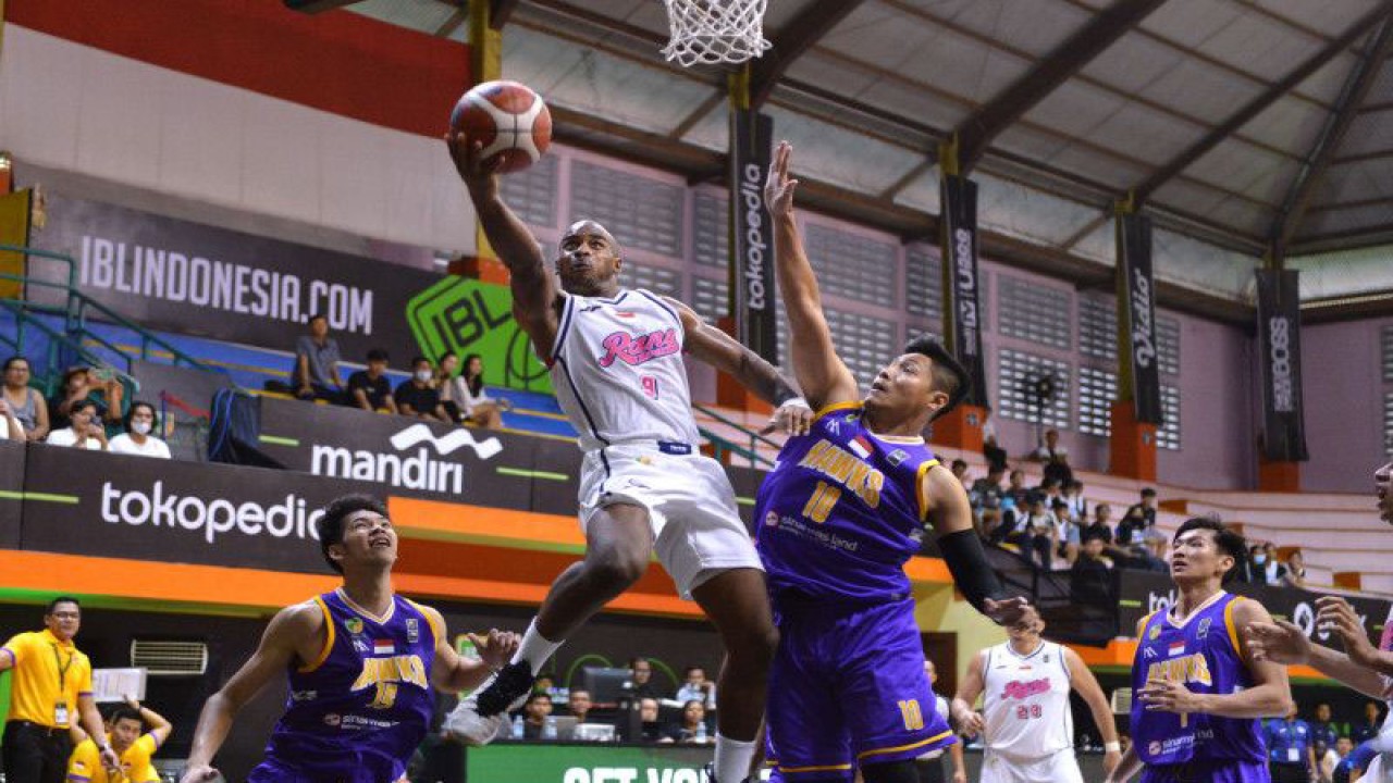 Pebasket RANS PIK Basketball Akeem Scott (kiri) berusaha memasukkan bola yang dihadang pebasket Tangerang Hawks Basketball Rizky Effendy (kanan) saat pertandingan Indonesian Basketball League (IBL) 2023 di GOR Merpati, Denpasar, Bali, Selasa (17/1/2023). RANS PIK Basketball menang atas Tangerang Hawks Basketball dengan skor 76-56. ANTARA FOTO/Fikri Yusuf/foc.