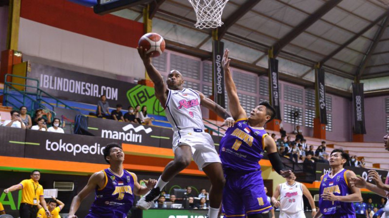 Arsip - Pebasket RANS PIK Basketball Akeem Scott (kiri) berusaha memasukkan bola yang dihadang pebasket Tangerang Hawks Basketball Rizky Effendy (kanan) saat pertandingan Indonesian Basketball League (IBL) 2023 di GOR Merpati, Denpasar, Bali, Selasa (17/1/2023). ANTARA FOTO/Fikri Yusuf/nym.