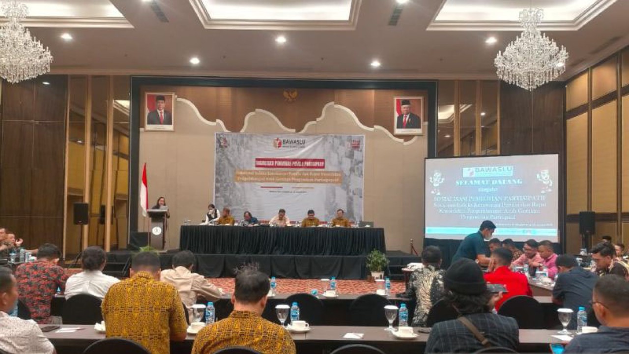 Bawaslu Kalbar menggelat rapat konsolidasi pengembangan arah gerakan pengawasan partisipatif dalam kegiatan sosialisasi pengawas pemilu partisipatif di Kota Singkawang (ANTARA/Rudi)