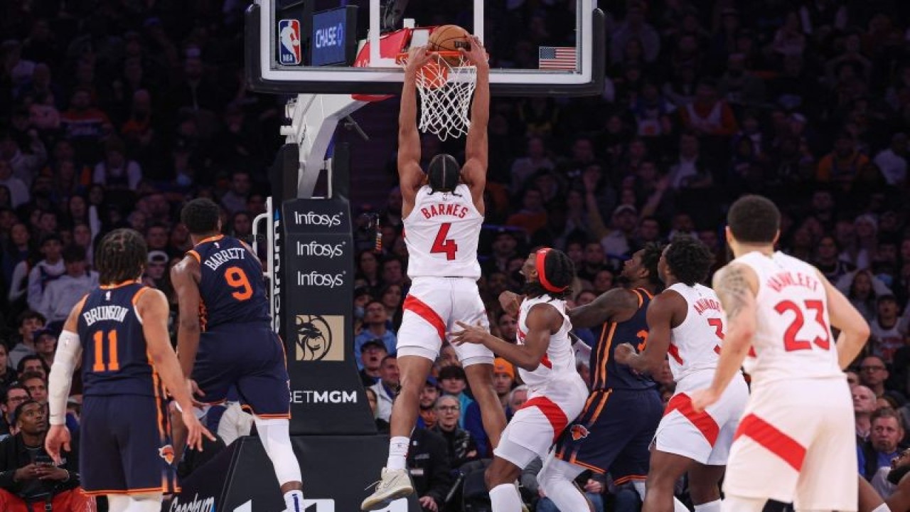 Forward Toronto Raptors Scottie Barnes (nomor punggung empat) melakukan dunk pada pertandingan NBA melawan New Yotk Knicks yang dimainkan di Madison Square Garden, New York, Selasa (17/1/2023). (ANTARA/USA TODAY Sports/Vincent Carchietta)