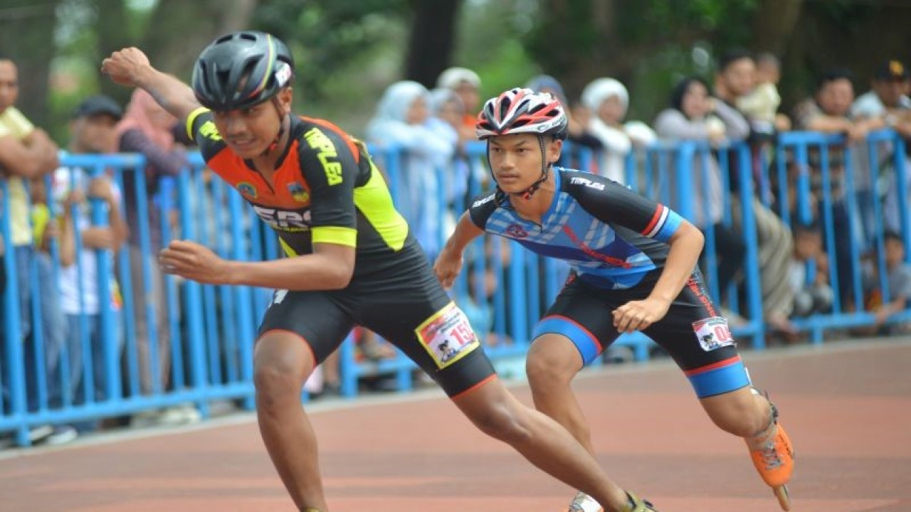Foto arsip - Atlet sepatu roda dari Porserosi Solok Selatan, Angga Saputra (kiri), beradu cepat dengan atlet dari Bintang Medan M.Ariq Yahya (kanan) pada semifinal Speed Junior D 500 meter putra, Kejurnas Sepatu Roda Terbuka di Pariaman, Sumatera Barat, Minggu (23/10/2022). ANTARA FOTO/Iggoy el Fitra/tom.