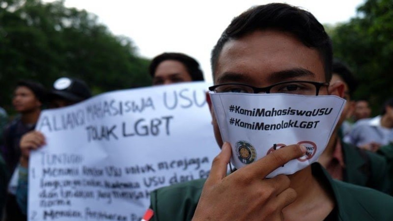 Ratusan mahasiswa tergabung dalam Aliansi Mahasiswa USU Tolak LGBT berunjuk rasa di kampus USU di Medan, Sumut, Jumat (29/3/2019). (Dok ANTARA)
