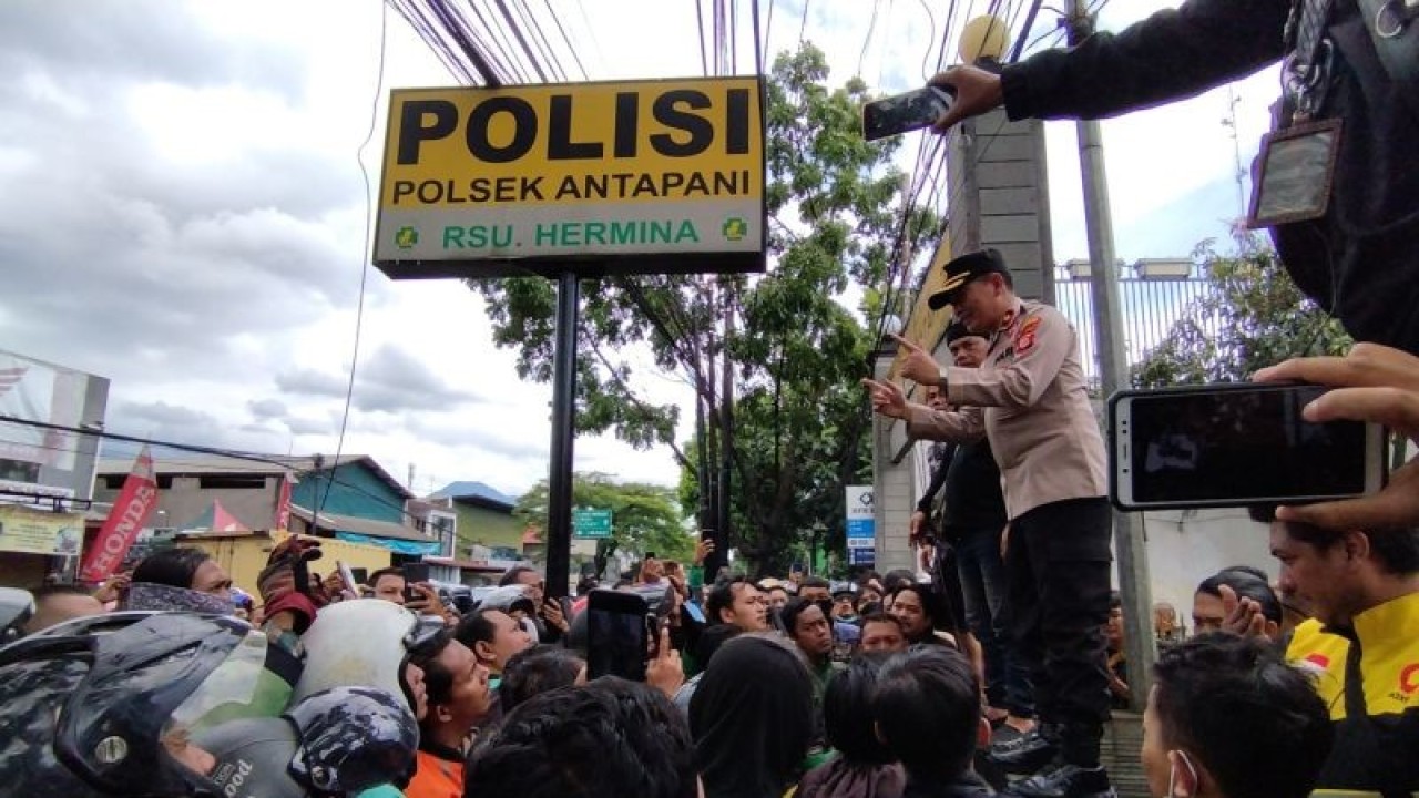 Ratusan pengemudi ojek online berkumpul di Polsek Antapani, Kota Bandung, Jawa Barat, Selasa (3/12/2023). (ANTARA/Bagus Ahmad Rizaldi)