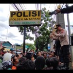 Ratusan pengemudi ojek online berkumpul di Polsek Antapani, Kota Bandung, Jawa Barat, Selasa (3/12/2023). (ANTARA/Bagus Ahmad Rizaldi)-1672728477