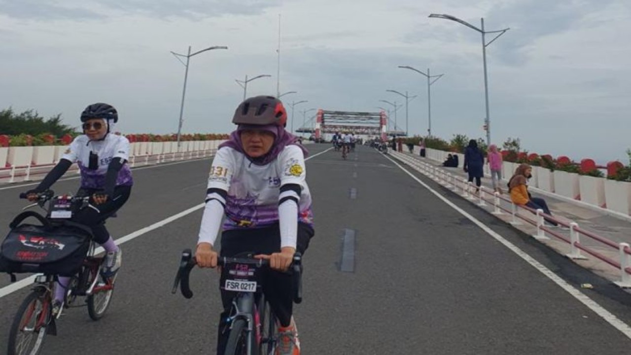 Wakil Ketua DPRD Surabaya Reni Astuti saat mengikuti agenda "First Sunday Ride" (FSR) Tahun 2023 dengan menempuh jarak sepanjang 55 km di Kota Surabaya, Jawa Timur, Minggu (1/1/2022). (ANTARA/HO-DPRD Surabaya)
