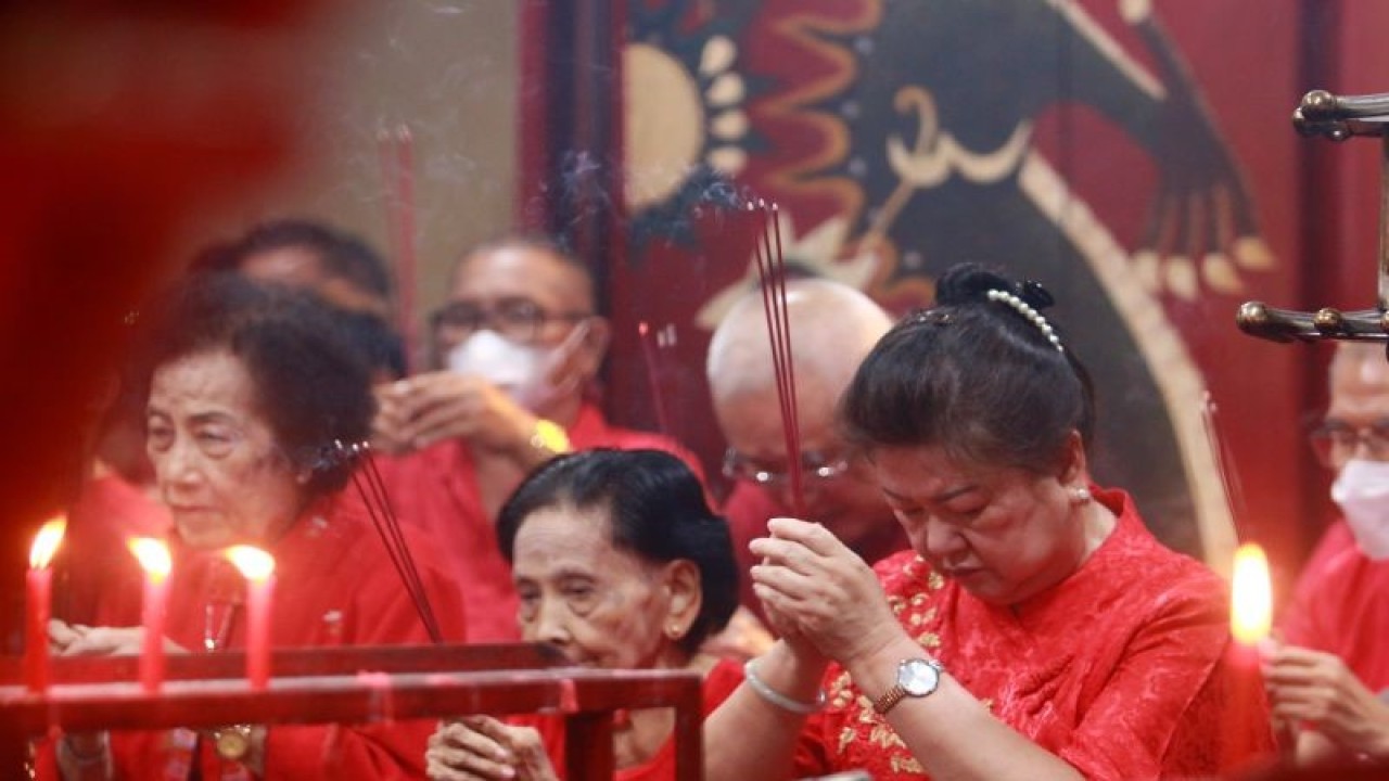 Sejumlah warga keturunan Tionghoa berdoa di Tempat Ibadah Tridharma (TITD) Tulus Harapan Kita di Kota Gorontalo, Gorontalo, Sabtu (21/1/2023). ANTARA/Adiwinata Solihin