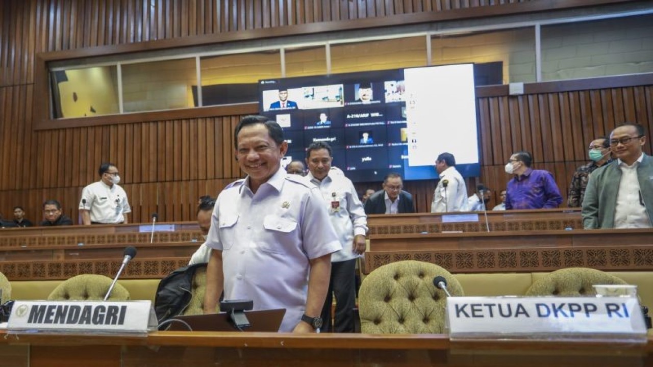 Menteri Dalam Negeri Tito Karnavian (tengah) bersiap mengikuti rapat kerja dengan Komisi II DPR di Kompleks Parlemen, Senayan, Jakarta, Rabu (11/1/2023). ANTARA FOTO/Raqilla/gp/rwa. ANTARA FOTO/GALIH PRADIPTA