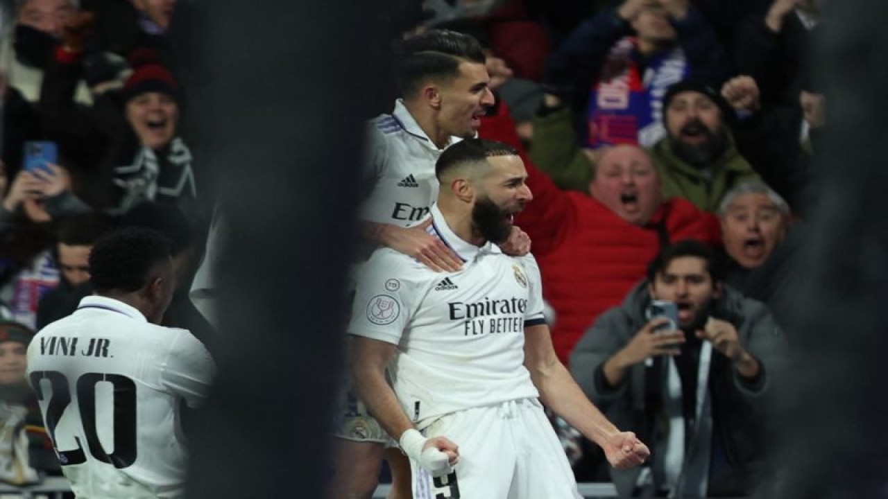 Striker Real Madrid Karim Benzema (kanan) melakukan selerasi gol bersama rekan-rekan satu tim yang memastikan Real Madrid ke semifinal Copa del Rey setelah menang 2-1 dalam perempatfinal kompetisi ini melawan Club Atletico de Madrid di Stadion Santiago Bernabeu, Madrid, pada 26 Januari 2023. (AFP/THOMAS COEX)