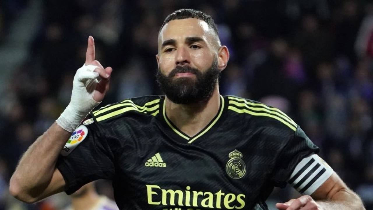 Arsip - Selebrasi Karim Benzema setelah mencetak gol pembuka untuk Real Madrid dalam pertandingan Liga Spanyol melawan Real Valladolid di Jose Zorilla stadium pada 31 Desember 2022. ANTARA/AFP/CESAR MANSO