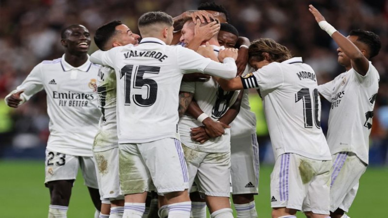 Arsip - Gelandang Real Madrid Toni Kroos (tengah) merayakan golnya bersama rekan-rekan satu tim dalam pertandingan LaLiga Spanyol anrtara Real Madrid CF dan Cadiz CF di Stadion Santiago Bernabeu di Madrid pada 10 November 2022. ANTARA/AFP/PIERRE-PHILIPPE MARCOU.