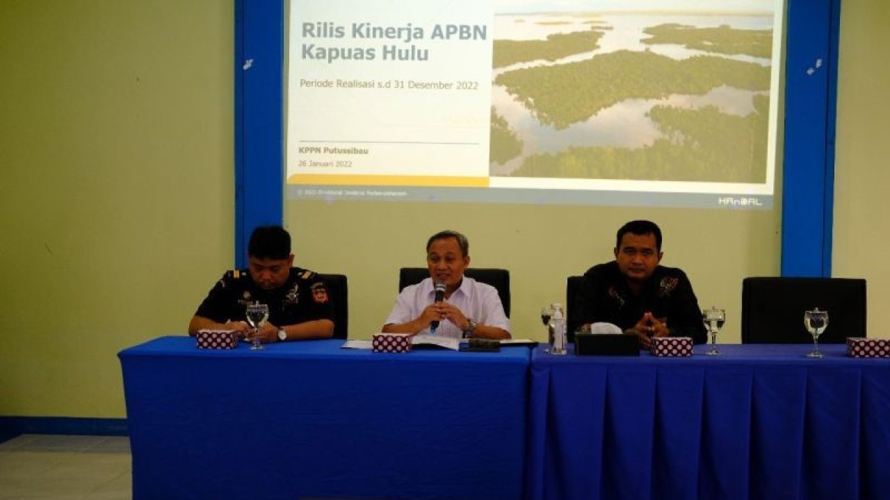 Kepala Kantor Pelayanan Perbendaharaan Negara (KPPN) Putussibau Sri Winarno menyampaikan rilis realisasi atau serapan APBN Tahun 2022, di wilayah Kapuas Hulu Kalimantan Barat, Kamis (26/1/2023). ANTARA/HO-Humas KPPN Putussibau. (Teofilusianto Timotius)