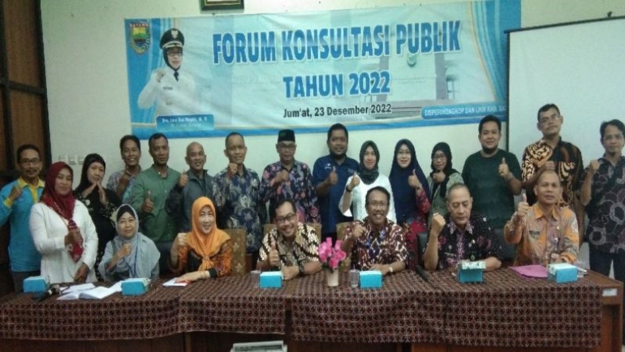 Kepala Dinas Perindustrian, Perdagangan, Koperasi, dan UKM Kabupaten Batang Subiyanto berfoto bersama dengan para pelaku UMKM dalam acara Forum Konsultasi Publik di Batang, Jumat (23/12/2022). (ANTARA/Kutnadi)