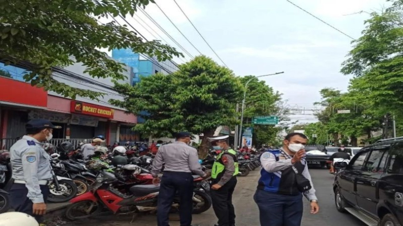 Petugas Dinas Perhubungan Kota Pekalongan bersama Polres Kota Pekalongan sedang menertibkan lokasi tempat parkir kendaraan di Pekalongan, Selasa (10/1/2023). (ANTARA/Kutnadi)