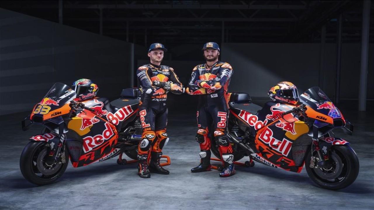 Jack Miller dan Brad Binder berpose untuk Red Bull KTM Racing Factory untuk MotoGP musim 2023. (ANTARA/Red Bull KTM Factory Racing)