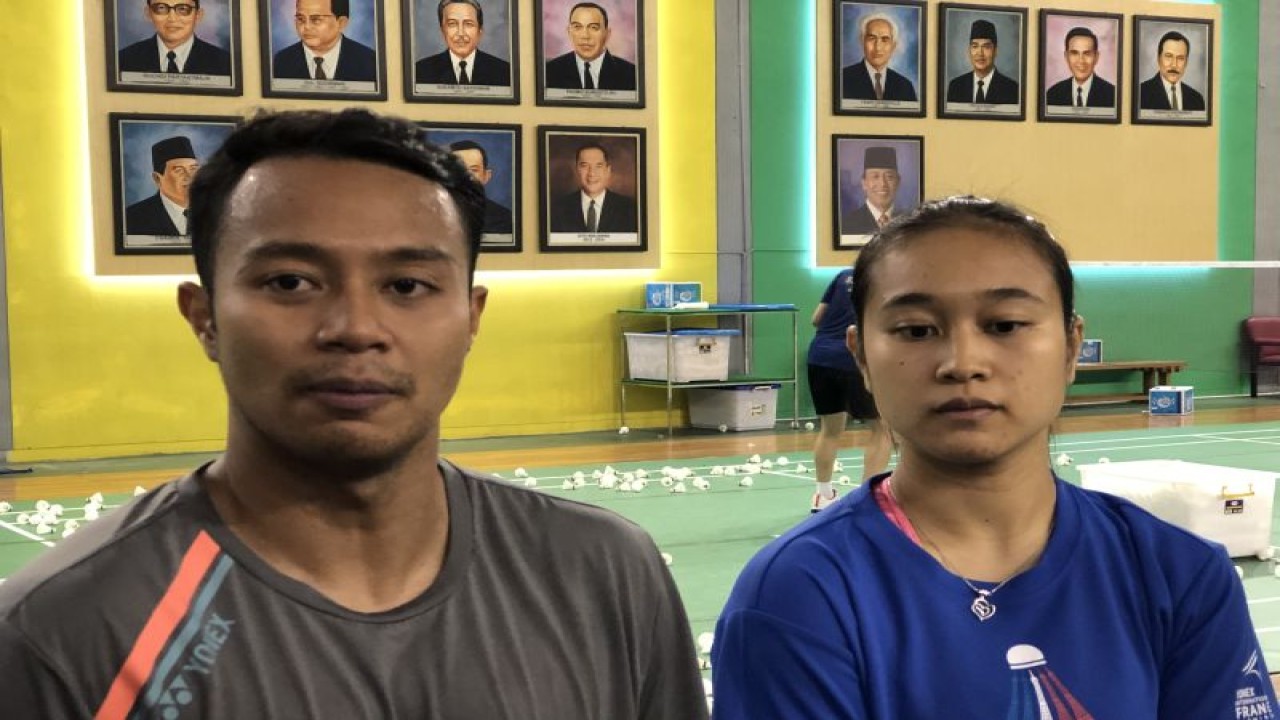 Ganda campuran Rehan Naufal Kusharjanto/Lisa Ayu Kusumawati lebih termotivasi untuk bersaing pada turnamen 2023 berbekal catatan prestasi dari tahun sebelumnya, sebagaimana yang mereka ungkapkan saat ditemui di Pelatnas PBSI Cipayung, Jakarta Timur, Sabtu. (ANTARA/Roy Rosa Bachtiar)