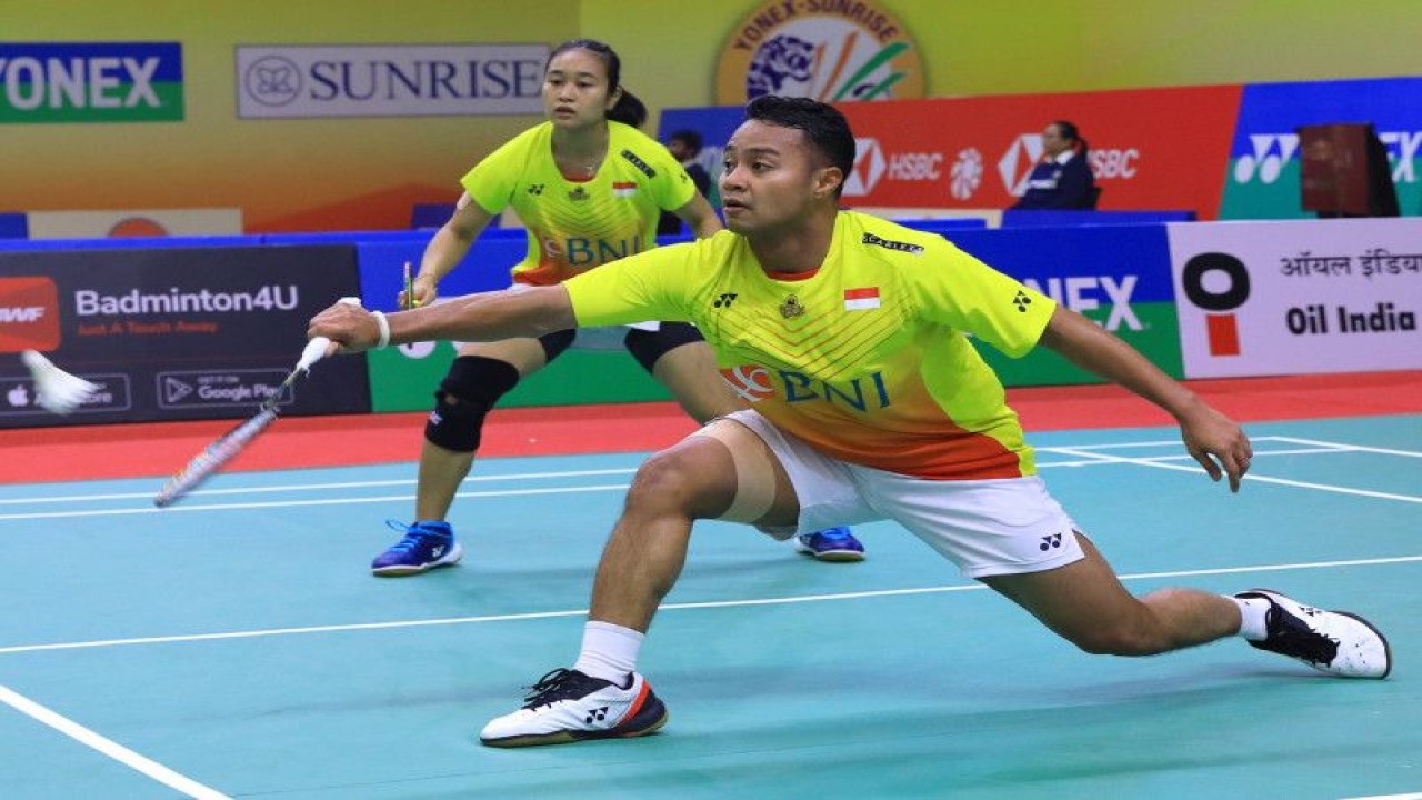 Ganda campuran Rehan Naufal Kusharjanto/Lisa Ayu Kusumawati saat bertanding melawan pasangan peringkat satu dunia Zheng Si Wei/Huang Ya Qiong pada babak kedua India Open 2023 di New Delhi, Kamis. (ANTARA/HO-PP PBSI)