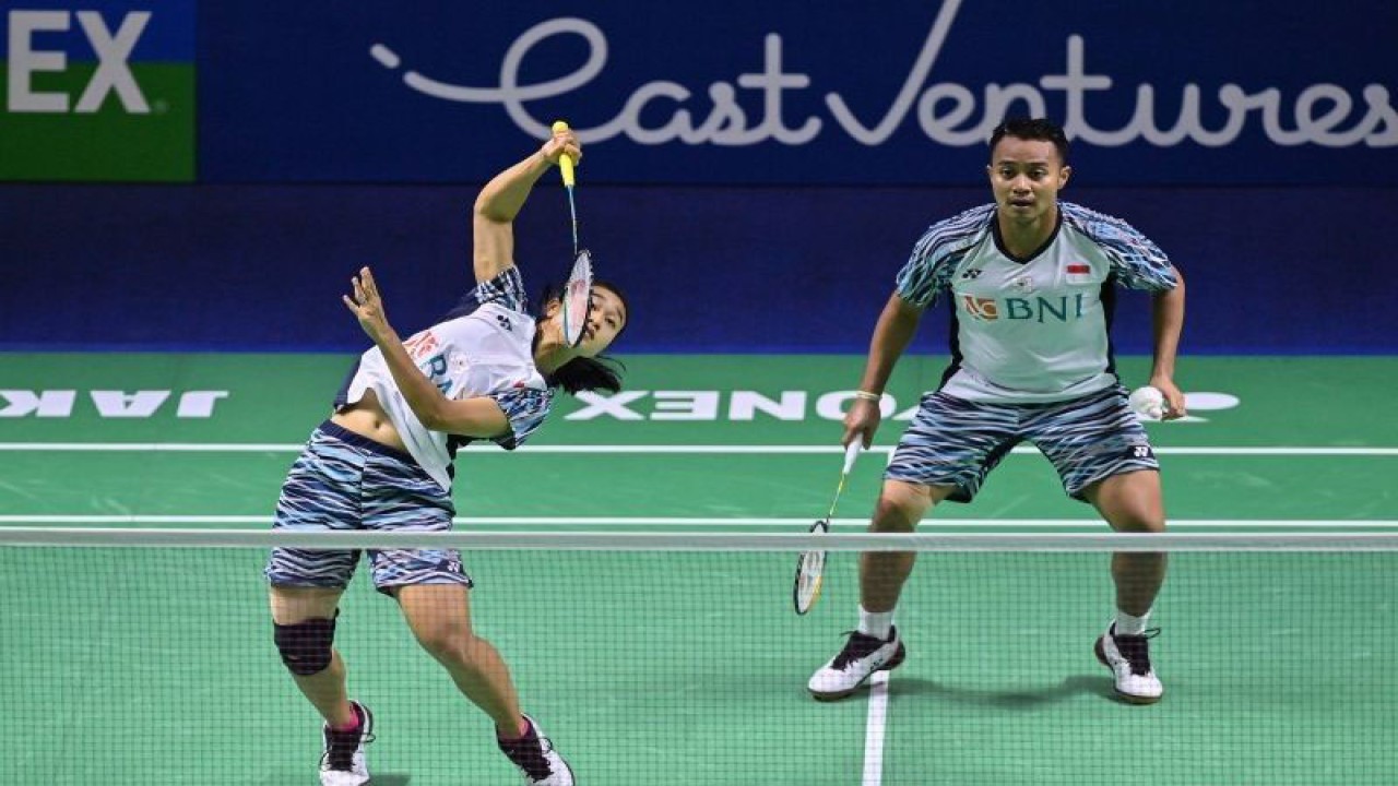 Arsip - Pebulu tangkis ganda campuran Indonesia Lisa Ayu Kusumawati (kiri) dan Rehan Naufal Kusharjanto mengembalikan kok ke arah pebulu tangkis ganda campuran Jerman Mark Lamsfuss/Isabel Lohau dalam babak 32 besar Indonesia Open 2022 di Istora Senayan, Jakarta, Selasa (14/6/2022). (ANTARA FOTO/Sigid Kurniawan/rwa.)