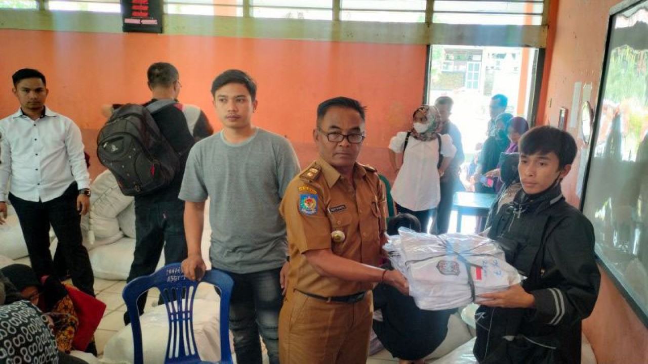 Petugas Dinas Pendidikan dan Kebudayaan Rejang Lebong mendistribusikan bantuan seragam gratis kepada SD dan SMP di wilayah itu. ANTARA/Nur Muhamad