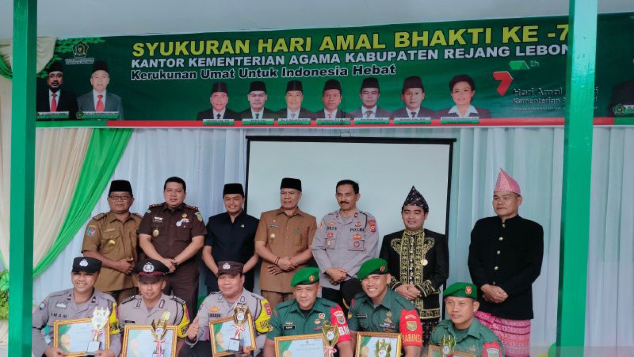 Petugas Bhabinkamtibmas dan Babinsa yang menerima anugerah Kemenag Awards dari Kemenag Rejang Lebong pada peringatan HAB Kemenag ke 77 di daerah itu. ANTARA/Nur Muhamad