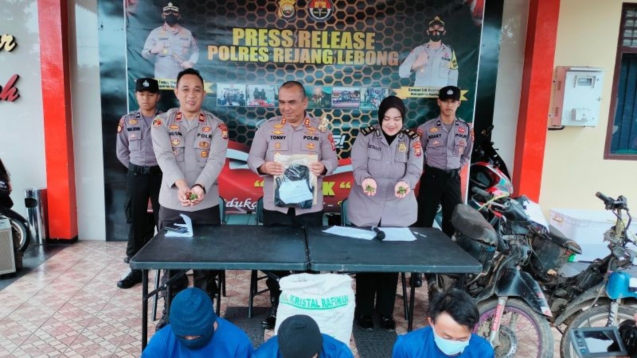 Tiga orang pelaku pencurian buah kopi basah atau baru dipetik yang diamankan petugas Polsek Bermani Ulu, Polres Rejang Lebong belum lama ini. ANTARA/Nur Muhamad