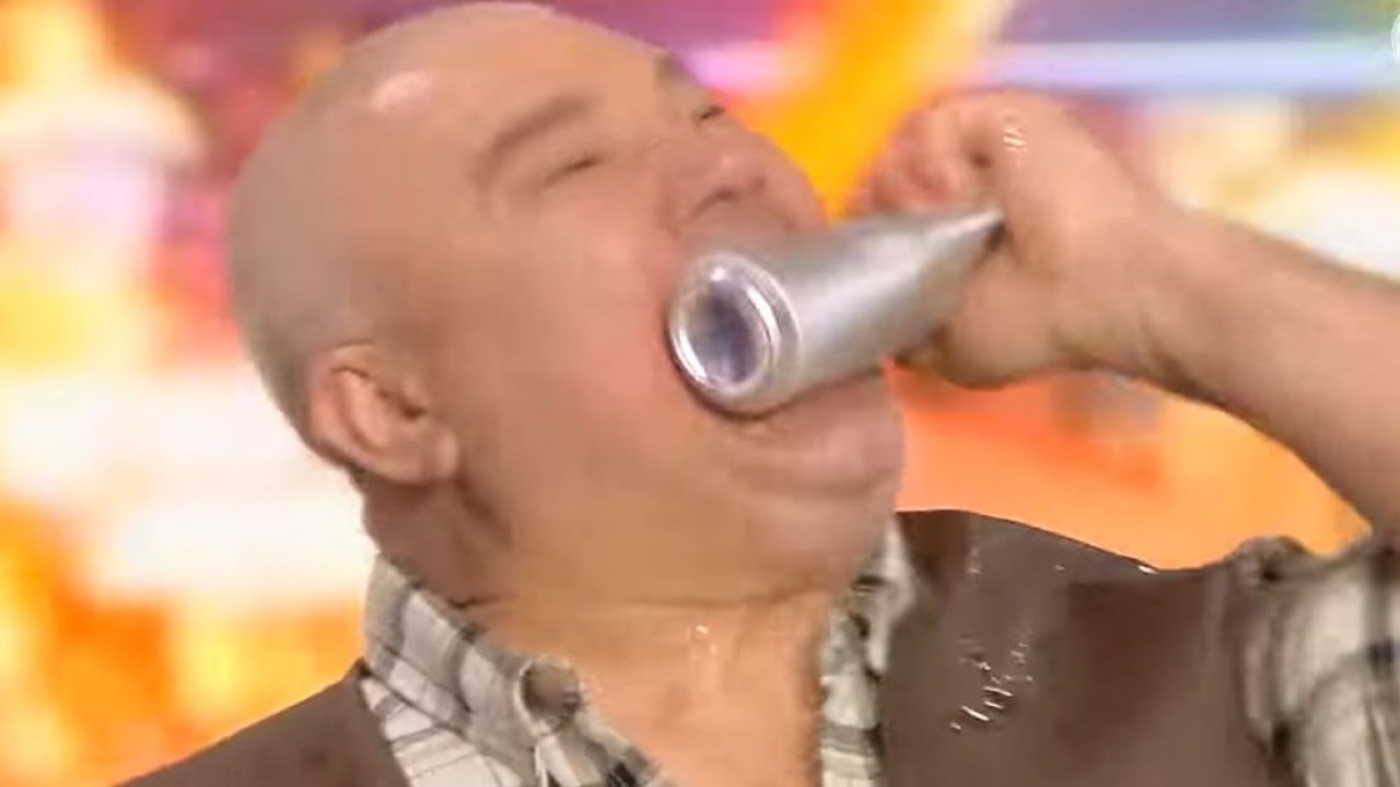 René Richter memperlihatkan rahangnya yang kuat dengan menggigit 36 kaleng minuman menjadi dua bagian dalam 1 menit untuk memecahkan rekor dunia. (Tangkapan layar)