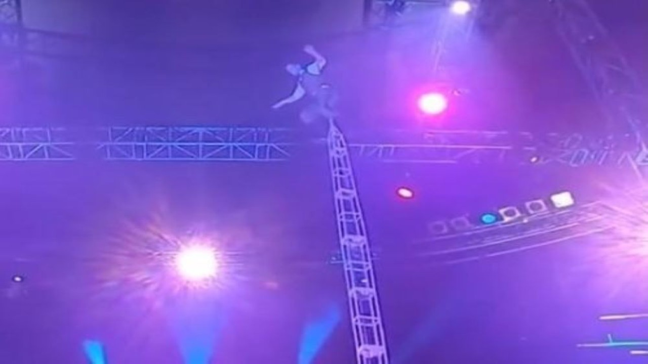 Wesley Williams membuat sepeda roda satu setinggi 9,5 meter, dan mengendarai sendiri untuk memecahkan rekor dunia. (UPI)