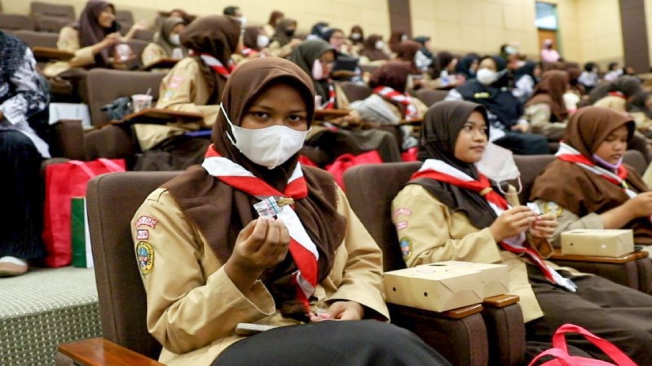 Remaja putri di Jakarta Utara mendapat tablet tambah darah untuk pencegahan anemia guna mengurangi risiko tengkes atau stunting ketika dewasa dan melahirkan saat mengikuti seminar bertema "Remaja Cantik Bebas Anemia Untuk Cegah Stunting​​​​​​​" di Ruang Teater Jakarta Islamic Center (JIC), Koja, Rabu (25/1/2023). ANTARA/HO-Kominfotik Jakarta Utara