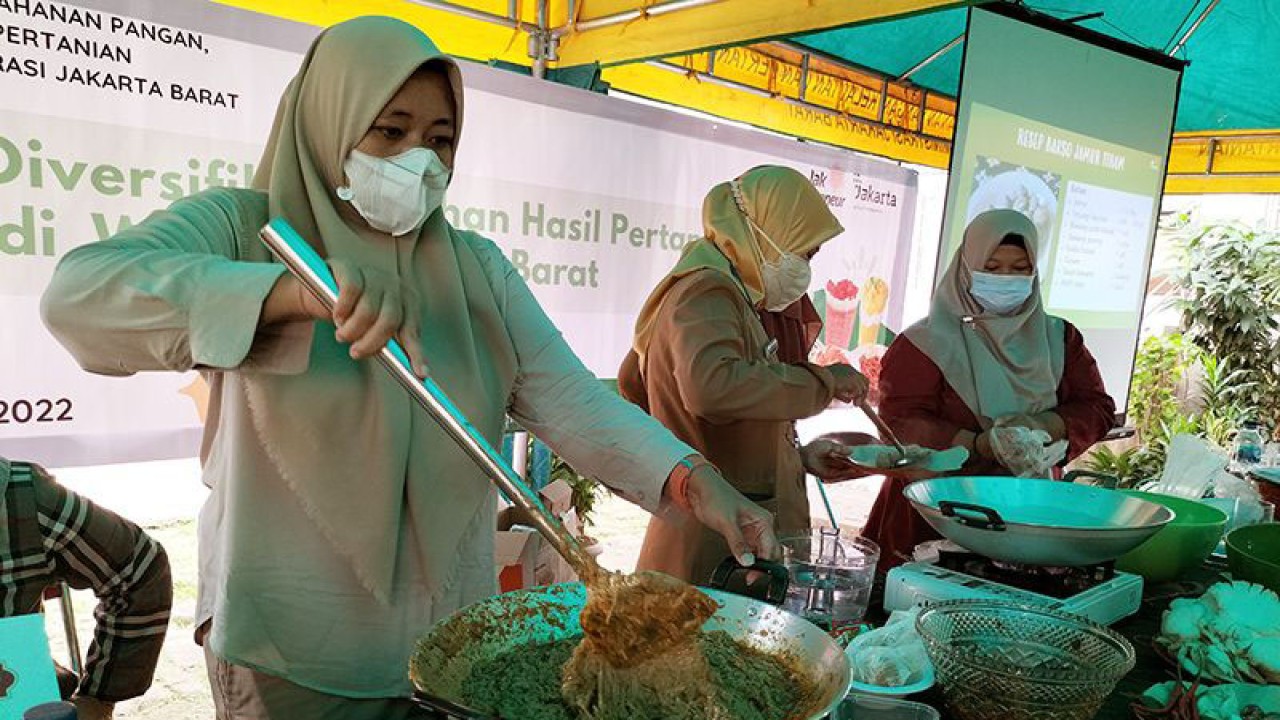Arsip Foto - Peserta pelatihan JakPreneur mengolah jamur menjadi rendang di kawasan Balai Pelatihan Pertanian Kembangan, Jakarta Barat, Selasa (12/7/2022). ANTARA/Walda Marison/aa.