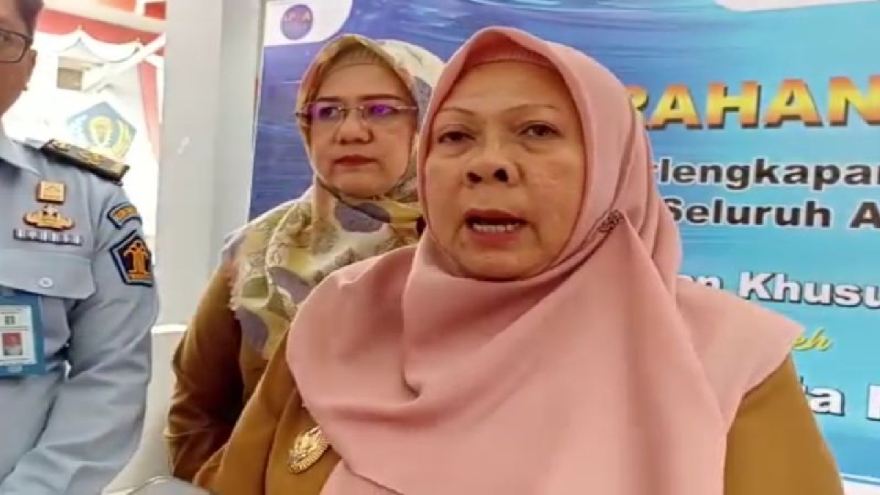 Wakil Wali Kota Palu Reny A. Lamadjido memberikan keterangan kepada sejumlah jurnalis usai menyerahkan bantuan peralatan tidur untuk anak di Lembaga Pembinaan Khusus Anak (LPKA) Kelas II Palu, Senin (30/1/2023). ANTARA/HO-Isti