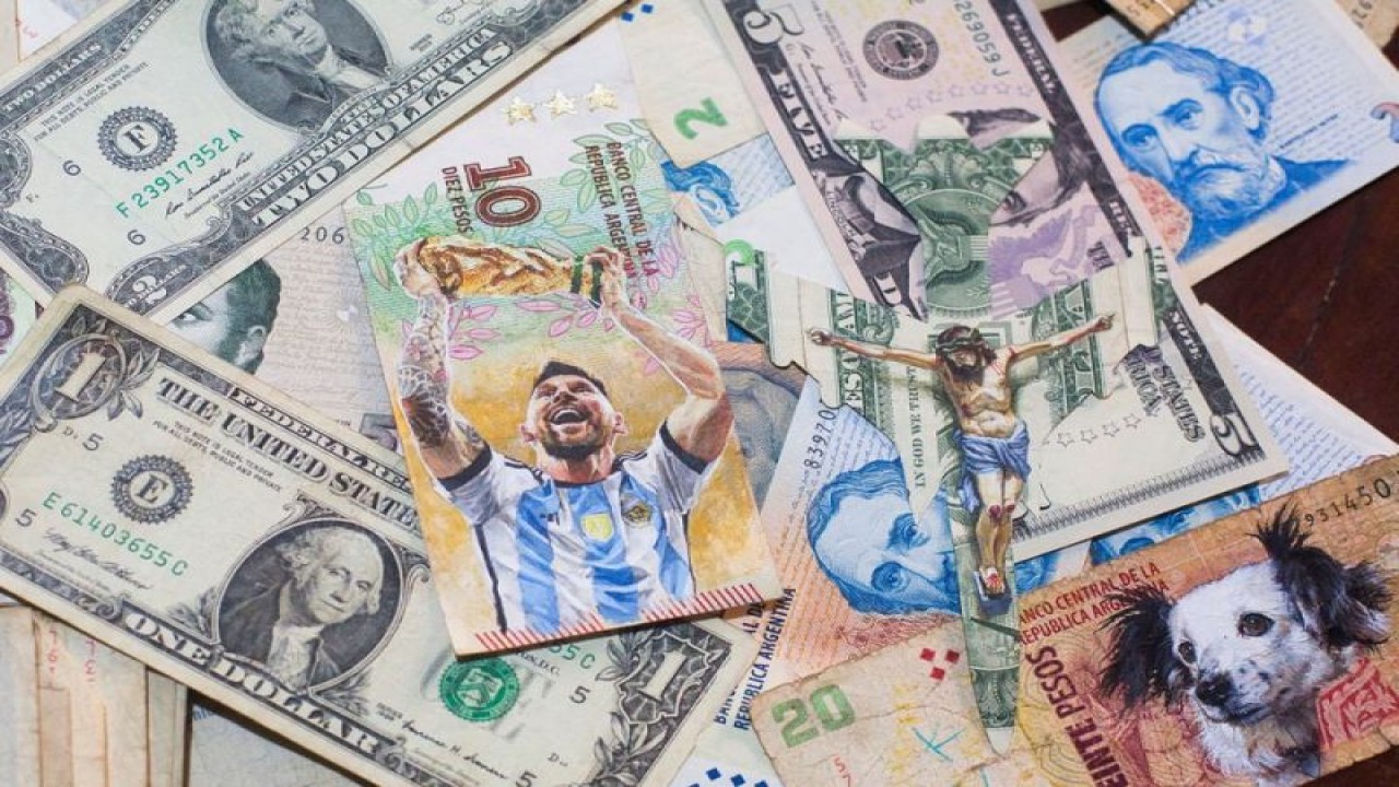 Karya lukis yang dibuat oleh seniman Sergio Guillermo Diaz yang dibuat sebagai respon satire atas inflasi yang terjadi di Argentina, Salta, Argentina, 30 Desember 2022. (REUTERS/Javier Corbalan)