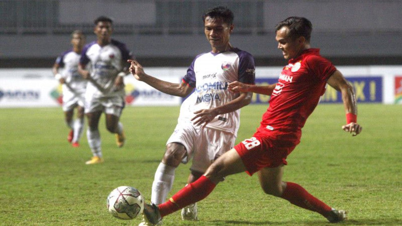 Arsip - Pesepak bola Persija Jakarta Rezaldi Hehanusa (kanan) berebut bola dengan pesepak bola Persita Ade Jantra (kiri) dalam lanjutan laga Liga 1 di Stadion Pakansari, Kabupaten Bogor, Jawa Barat, Selasa (28/9/2021). ANTARA FOTO/Yulius Satria Wijaya/rwa.