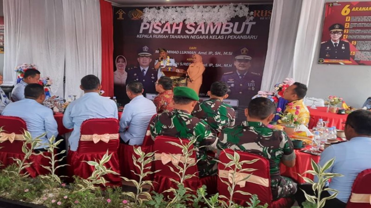 Suasana acara pisah sambut kepala Rumah Tahanan Pekanbaru di Riau, Selasa (10/1). ANTARA