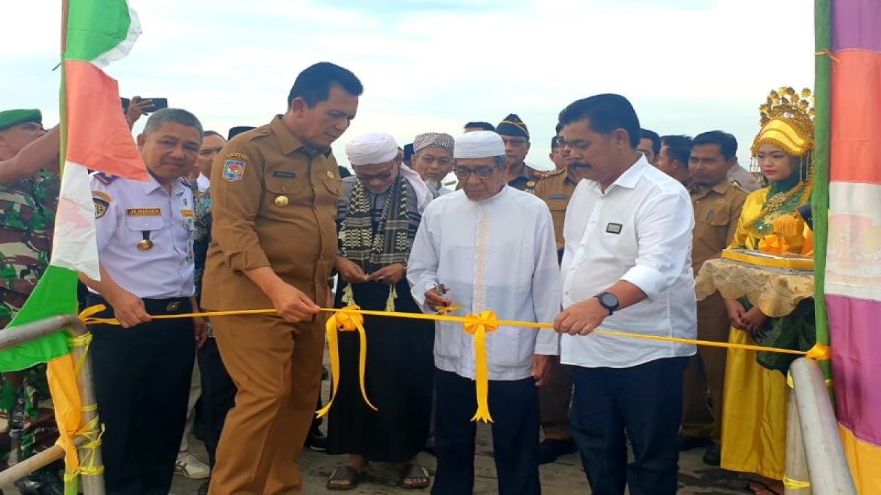 Gubernur Kepulauan Riau, Ansar Ahmad (kiri) saat meresmikan dermaga apung Sedanau, di Natuna, Kepri, Selasa (10/1). (ANTARA/HO-Kominfo Natuna/Cherman)