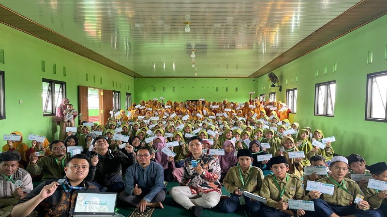 Sebanyak ribuan santri, ribuan web pesantren, dan ribuan pengguna kartu santri nirtunai se-Indonesia telah menjadi pengguna aktif program Pesantren Go Digital (PGD) dari PT Telkom.  (ANTARA/HO-Humas Telkom)