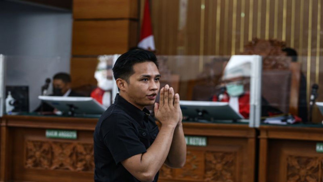 Terdakwa Richard Eliezer atau Bharada E menyapa pengunjung usai menjalani sidang lanjutan dalam kasus pembunuhan berencana terhadap Brigadir Nopriansyah Yosua Hutabarat di Pengadilan Negeri Jakarta Selatan, Jakarta, Rabu (11/1/2023). ANTARA FOTO/Asprilla Dwi Adha/aww