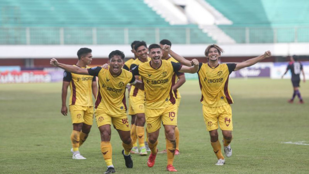 Arsip - Para pemain Persikabo 1973 melakukan selebrasi usai mencetak gol ke gawang Rans Nusantara FC saat pertandingan Liga 1 di Stadion Maguwoharjo, Sleman, DI Yogyakarta, Jumat (9/12/2022). Pertandingan tersebut berakhir imbang dengan skor 1-1. ANTARA FOTO/Hendra Nurdiyansyah (Antara Foto/Hendra Nurdiyansyah)