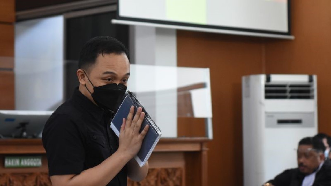 Terdakwa Ricky Rizal memberi salam saat mengikuti sidang lanjutan kasus pembunuhan berencana terhadap Brigadir Nopriansyah Yosua Hutabarat di Pengadilan Negeri Jakarta Selatan, Jakarta, Senin (9/1/2023).ANTARA FOTO/Indrianto Eko Suwarso/hp.