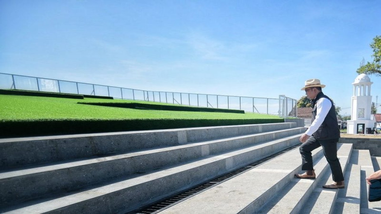 Gubernur Jabar Ridwan Kamil berjalan di kawasan Alun-alun Singaparna yang baru diresmikan di Kecamatan Singaparna, Kabupaten Tasikmalaya, Sabtu (14/1/2023). (ANTARA/HO-Humas Pemprov Jabar)