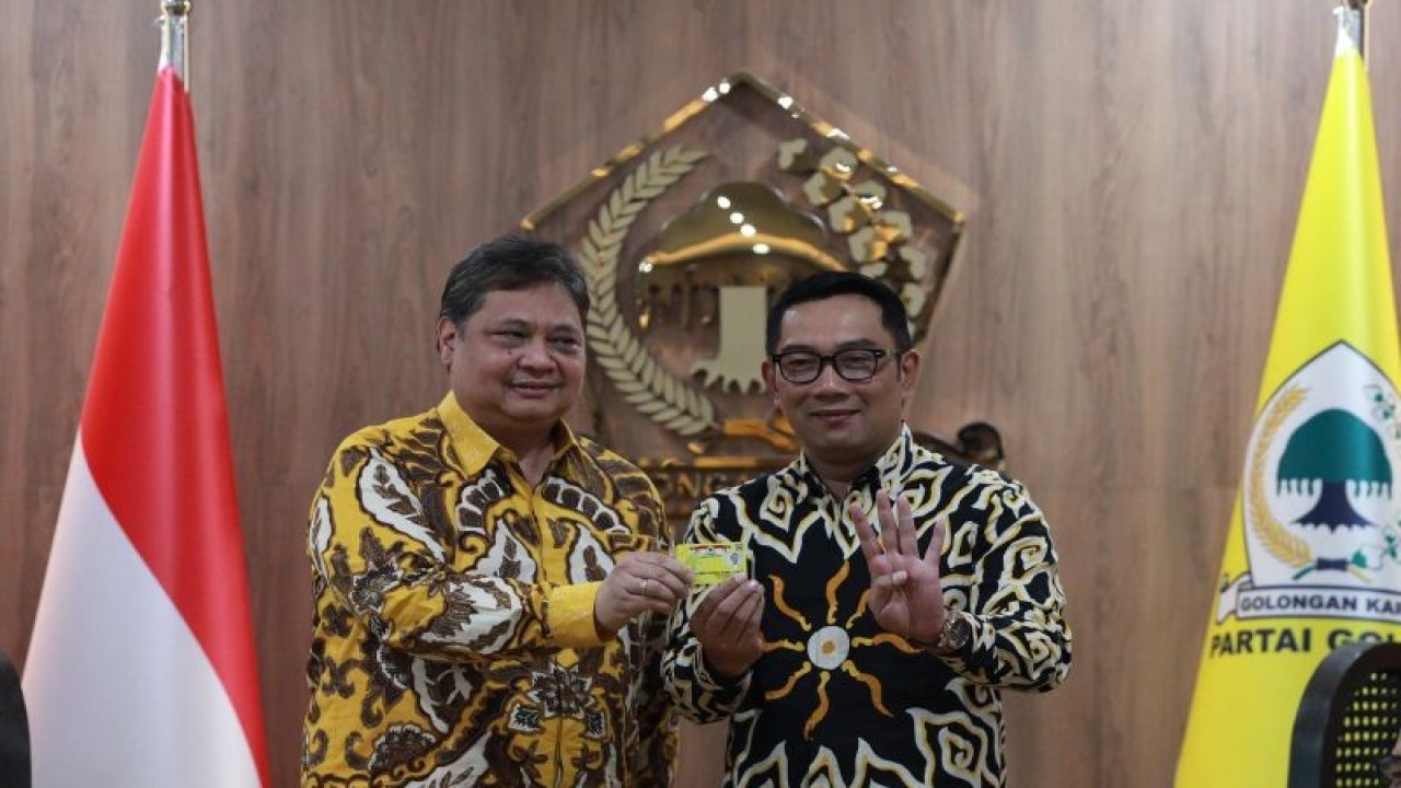 Ketua Umum Partai Golkar Airlangga Hartanto (kiri) menyerahkan KTA Partai Golkar pada Gubernur Jawa Barat Ridwan Kamil saat pertemuan Partai Golkar di Kantor DPP Partai Golkar, Jakarta, Rabu (18/1/2023) ANTARA FOTO/Reno Esnir