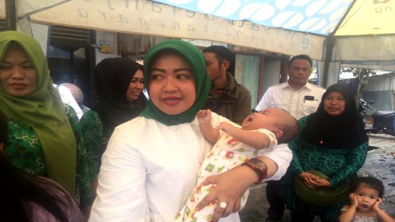 Rima Hartati kader PPP yang juga Caleg DPRD Provinsi No urut 1 itu, menggendong seorang bayi yang orangtuanya menjadi korban kebakaran. ANTARAArumanto