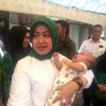 Rima Hartati kader PPP yang juga Caleg DPRD Provinsi No urut 1 itu, menggendong seorang bayi yang orangtuanya menjadi korban kebakaran. ANTARAArumanto-1672884041