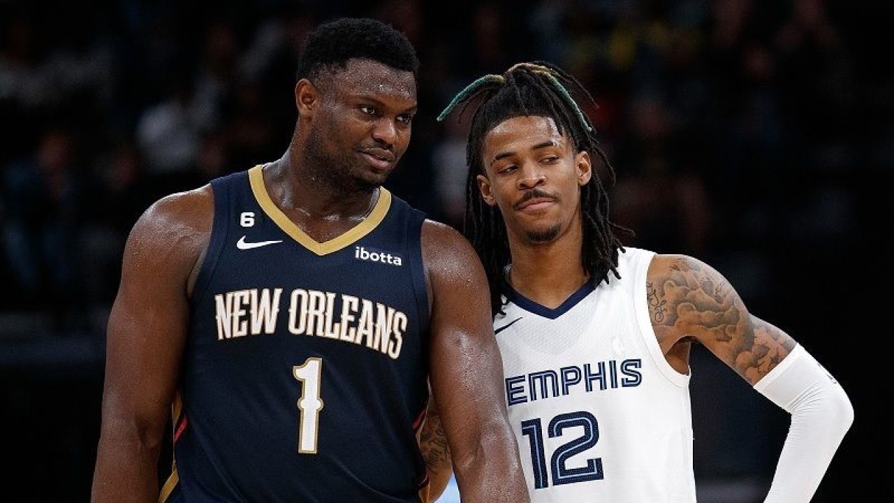 Bintang Memphis Grizzlies Ja Morant (kanan) berinteraksi dengan bintang New Orleans Pelicans Zion Williamson dalam gim lanjutan NBA di FedExForum, Tennessee, Amerika Serikat, Sabtu (31/12/2022) waktu setempat. (ANTARA/AFP/GETTY IMAGES/Justin Ford)