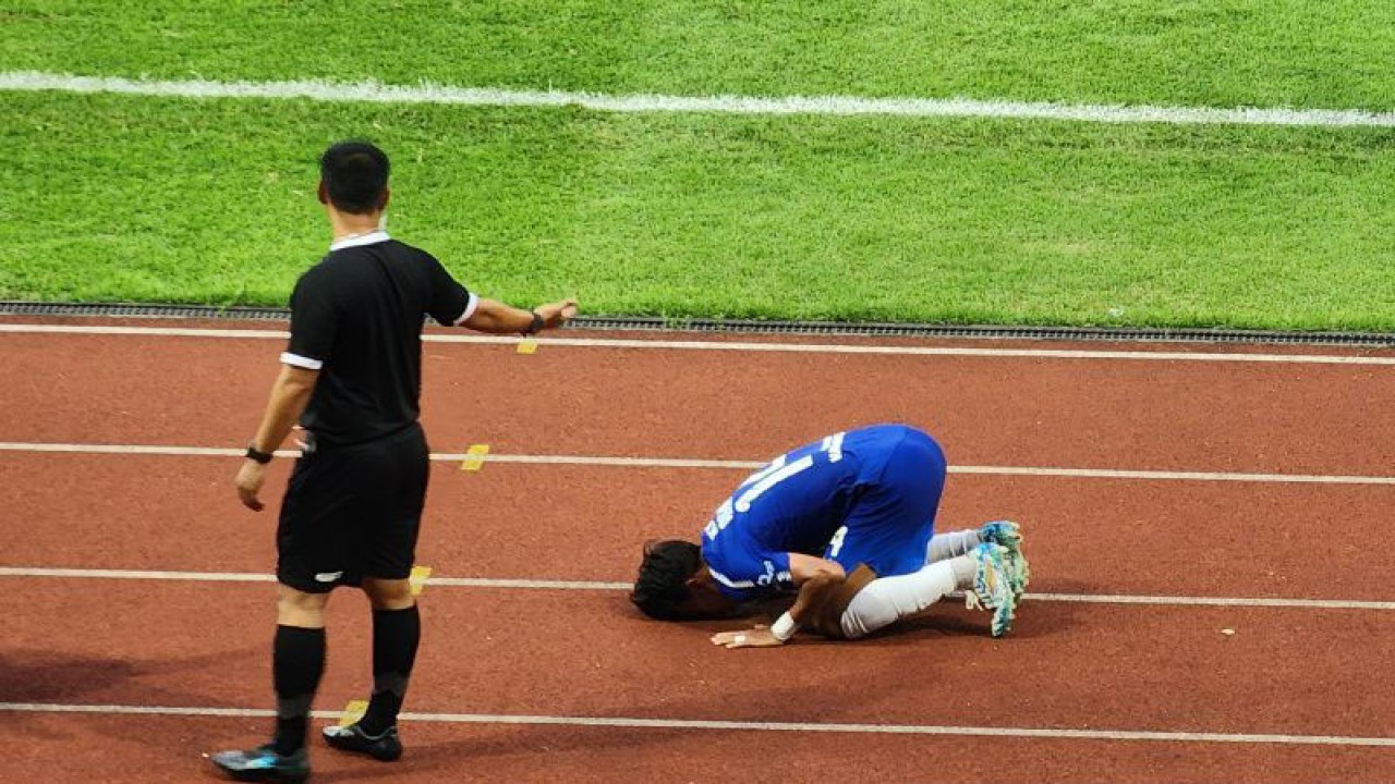 Pemain PSIS Semarang Riyan Ardiansyah bersujud usai mencetak gol saat PSIS menjamu Arema FC di Stadion Jatidiri Semarang, Sabtu. (ANTARA/ I.C.Senjaya)