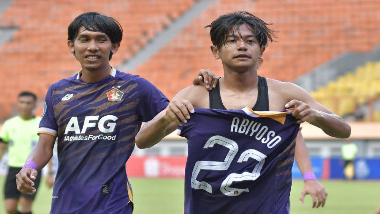Pesepak bola Persik Kediri Riyatno Abisyoso (kanan) melakukan selebrasi bersama rekannya usai mencetak gol ketiga ke gawang Bhayangkara FC saat bertanding pada lanjutan Liga 1 di Stadion Wibawa Mukti, Kabupaten Bekasi, Jawa Barat, Kamis (19/1/2023). Persik Kediri Menang dengan skor 3-2 ANTARA FOTO/ Fakhri Hermansyah/YU (ANTARA FOTO/Fakhri Hermansyah)