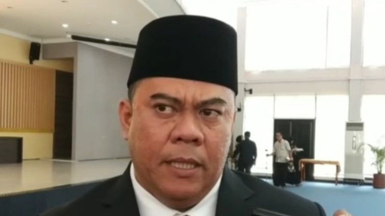 Sekda Bintan definitif Ronny Kartika usai dilantik Bupati Roby Kurniawan, Kamis (5/1). (Ogen)