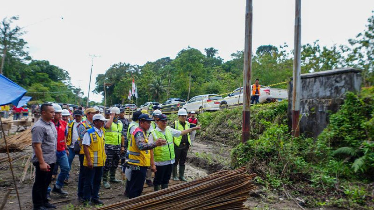 Gubernur Bengkulu Rohidin Mersyah melakukan peninjauan pembangunan jalan di Enggano. (ANTARA)